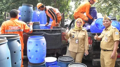 Sebanyak 349 tong biopori jumbo didistribusikan di enam kelurahan se-Kecamatan Kebayoran Lama, Jakarta Selatan sebagai upaya memperkuat pengelolaan sampah organik dari sumbernya. (Sumber: beritajakarta.id | Foto: beritajakarta.id)