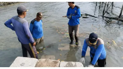 Sudin SDA Perkuat Tanggul Pantai di Pulau Lancang (Sumber: beritajakarta.id)