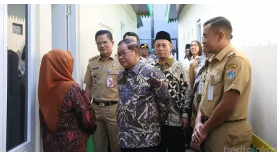 Gubernur DKI Jakarta, Pramono Anung meresmikan bedah rumah di lokasi bekas kebakaran di Jalan Bangka III RT 014/RW 002, Kecamatan Mampang Prapatan, Jakarta Selatan, pada Selasa (21/7). (Sumber: beritajakarta.id)