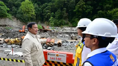 Presiden Prabowo Subianto meninjau langsung progres pembangunan jalan terdampak bencana di Jalan Lembah Anai Ruas Padang Panjang-Sicincin, segmen KM 61+600 - 67+40, Kabupaten Tanah Datar, Sumatera Barat, Kamis (18/12/2025). (Sumber: BPMI Setpres)