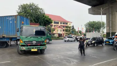 Suku Dinas Perhubungan (Sudinhub) Jakarta Timur melakukan rekayasa lalu lintas sementara di Jalan Raya Sri Sultan Hamengkubuwono XI, Cakung. (Sumber: beritajakarta.id | Foto: beritajakarta.id)