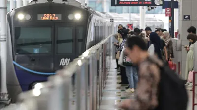 Ilustrasi. Mobilitas masyarakat Jakarta menggunakan transportasi publik menunjukkan tren positif yang sangat signifikan. (Sumber: beritajakarta.id | Foto: beritajakarta.id)