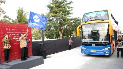 Rano Karno, secara resmi meluncurkan operasional bus Transjakarta Open Top Tour rute Jakarta Batavia di Jalan Kali Besar Barat, Tambora, Jakarta Barat, Kamis, 23 Juli 2026. (Sumber: Beritajakarta.id | Foto: Beritajakarta.id)