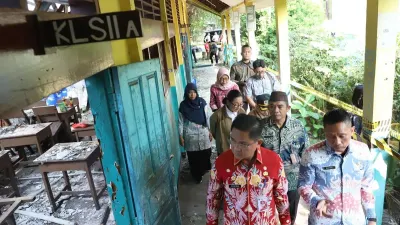 Wali Kota Jakarta Selatan, Syafrin Liputo mengunjungi SDN Kebayoran Lama Selatan 09 yang roboh. (Sumber: beritajakarta.id | Foto: beritajakarta.id)