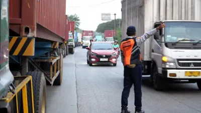 Sudinhub Jakarta Utara memperketat pengawasan dan menerapkan rekayasa lalu lintas di Jalan Raya Cakung-Cilincing. (Sumber: beritajakarta.id | Foto: beritajakarta.id)