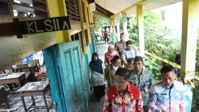 Wali Kota Jakarta Selatan, Syafrin Liputo, Tinjau Kondisi SDN Kebayoran Lama Selatan 09 yang Rusak Berat. (Sumber: Beritajakarta.id | Foto: iyo Surya Sakti)