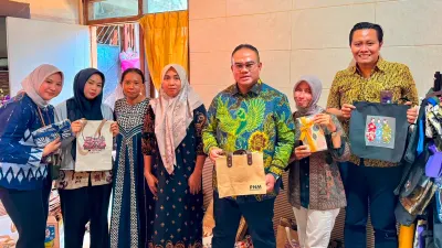 Utari, nasabah PNM Mekaar asal Surabaya, membuktikan bahwa akses pembiayaan dan pendampingan dapat membantu pelaku UMKM perempuan mengembangkan usaha secara berkelanjutan.