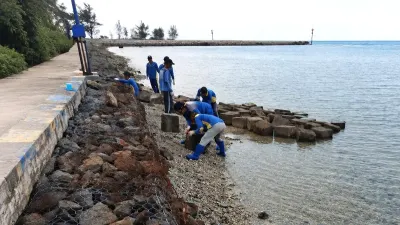 Suku Dinas Sumber Daya Air (SDA) Kepulauan Seribu perbaiki tanggul di sisi barat Pulau Sabira, Kelurahan Pulau Harapan. (Sumber: beritajakarta.id | Foto: beritajakarta.id)
