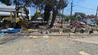 Suku Dinas Lingkungan Hidup (LH) Jakarta Selatan bergerak cepat menangani masalah tumpukan sampah di sepanjang pinggir rel kereta api kawasan Stasiun Pasar Minggu, Senin, 27 Juli 2026. (Sumber: beritajakarta.id | Foto: beritajakarta.id)