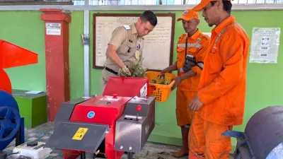 Melalui optimalisasi Rumah Pilah yang berlokasi di kantor kelurahan Pluit, Kecamatan Penjaringan, Jakut, sampah organik kini berhasil disulap menjadi produk bernilai guna berupa pupuk organik. (Sumber: beritajakarta.id | Foto: beritajakarta.id)