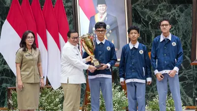 Gubernur DKI Jakarta, Pramono Anung, memberikan apresiasi tinggi kepada para inovator muda yang berlaga dalam ajang Jakarta Robotic Games 2026. (Sumber: beritajakarta.id | Foto: beritajakarta.id)
