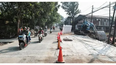 Perbaikan Konstruksi Saluran yang Jadi Pemicu Amblesnya Jalan di Lenteng Agung Selesai Dikerjakan, Petugas Pasang Box Culvert 
