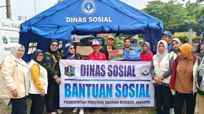 Dinas Sosial DKI Jakarta diketahui memberikan bantuan logistik berupa makanan siap saji, kebutuhan dasar, perlengkapan keluarga dan sekolah. (Sumber: Beritajakarta.id | Foto: Beritajakarta.id)