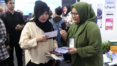 Sebanyak 2.000 lowongan kerja dari 37 perusahaan disediakan dalam Job Fair yang dilaksanakan Sudin Nakertransgi Jakarta Pusat, Kamis (4/6) hingga Jumat (5/6) besok di GOR Senen. (Sumber: beritajakarta.id | Foto: beritajakarta.id)