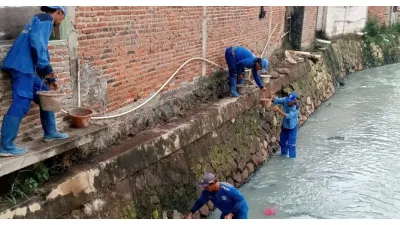 Satpel SDA Kramat Jati Perbaiki Turap Saluran PHB Induk Batu Ampar (Sumber: beritajakarta.id)