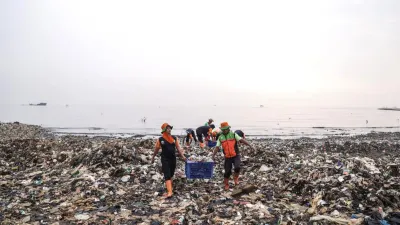 Sempat ramai di media sosial pulau sampah d pesisir Muara Angke, Gubernur DKI Jakarta, Pramono Anung minta DLH DKI secara rutin lakukan pembersihan sampah. (Sumber: Beritajakarta.id | Foto: Beritajakarta.id)