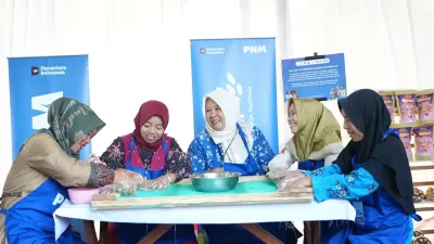 PNM Mekaar hadir dengan pembiayaan dan pendampingan untuk membantu nasabah berkembang serta menjauhi rentenir.