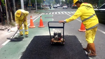 Suku Dinas Bina Marga bersinergi dengan Sumber Daya Air (SDA) Jakarta Pusat, telah memperbaiki tiga titik jalan amblas di Jalan Hos Cokroaminoto dan Jalan Wahid Hasyim, Menteng, 9 Mei lalu. (Sumber: Beritajakarta.id | Foto: Beritajakarta.id)
