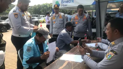 Akan dilakukan selama sepekan, pperasi gabungan penertiban parkir liar dan juru parkir liar di lima wilayah kota administrasi menjaring 456 pelanggar pada Senin, 8 Juni 2026. (Sumber: Beritajakarta.id | Foto: Beritajakarta.id)