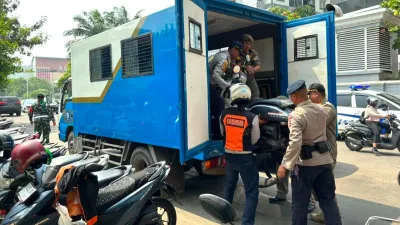 Suku Dinas Perhubungan (Sudinhub) Jakarta Utara menggelar operasi penertiban parkir dan juru parkir (Jukir) liar di tiga lokasi di Kecamatan Kelapa Gading (Sumber: beritajakarta.id | Foto: beritajakarta.id)