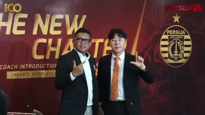 Presiden Persija Jakarta Mohamad Prapanca dan pelatih Persija Jakarta Shin Tae-yong. (Sumber: YouTube PersijaTV | Foto: YouTube PersijaTV)