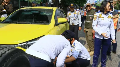 Sebanyak 30 petugas gabungan melakukan penertiban parkir liar dan juru parkir (Jukir) liar di Jalan Pesing Poglar, Kecamatan Cengkareng, Jakarta Barat. (Sumber: beritajakarta.id | Foto: beritajakarta.id)