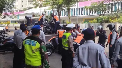 Setidaknya 158 kendaraan roda dua dan empat juru parkir liar Terjaring operasi penertiban ini. (Sumber: Beritajakarta.id | Foto: Beritajakarta.id)