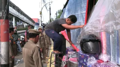 Penertiban pedagang kaki lima (PKL) di kawasan Pasar Ikan Jatinegara, Jalan Matraman Raya, Kelurahan Bali Mester, Kecamatan Jatinegara, Jakarta Timur (Sumber: Beritajakarta.id | Foto: Beritajakarta.id)
