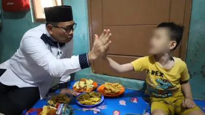 Wali Kota Jakarta Pusat, Arifin bersama jajarannya, Jumat (12/6), membesuk korban di kediamannya. (Sumber: Beritajakarta.id | Foto: Beritajakarta.id)