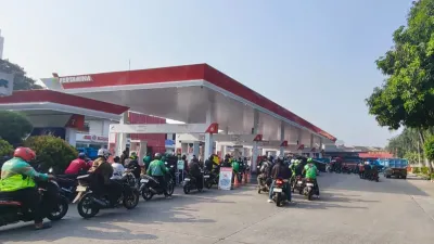 Pertamina Patra Niaga Regional Jawa Bagian Barat memastikan pasokan BBM di DKI Jakarta, Banten, dan Jawa Barat tetap aman serta mengoptimalkan distribusi guna memenuhi kebutuhan energi masyarakat.