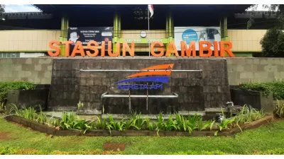 Stasiun Gambir, Jakarta Pusat (Sumber: Shutterstock-haryanta.p)