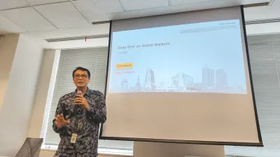 I Made Budhi P Artha, Head of Global Market Maybank Indonesia Memberikan Penjelasan dalam Sesi Pelatihan Maybank Journalis Fellowship, Kamis, 11 Juni 2026. (Sumber: AYOJAKARTA.COM | Foto: Katarina Erlita)