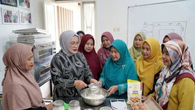 Ibu Dian memberdayakan perempuan lewat Dapur Female. Pendampingan PNM bantu lahirkan pelaku usaha mandiri baru.