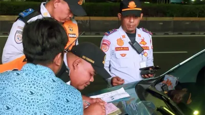 Suku Dinas Perhubungan (Sudinhub) Jakarta Selatan kembali melakukan penertiban terhadap kendaraan yang parkir liar di Jalan HR Rasuna Said pada Senin, 15 Juni 2026. (Sumber: Beritajakarta.id | Foto: Beritajakarta.id)