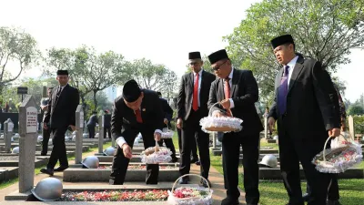Sekda Provinsi DKI Jakarta, Uus Kuswanto memimpin pelaksanaan ziarah ke Taman Makam Pahlawan (TMP) Kalibata, Pancoran, Jakarta Selatan jelang HUT ke-499 DKI pada Kamis, 18 Juni 2026 (Sumber: beritajakarta.id | Foto: beritajakarta.id)
