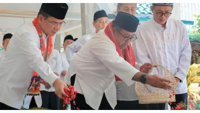 Wakil Gubernur DKI Jakarta Rano Karno Ziarah ke Makam Guru KH Abdul Mughni Jelang HUT ke 499 Kota Jakarta (Sumber: beritajakarta.id)