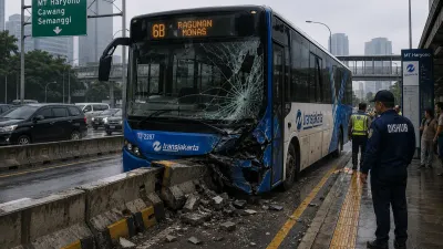 Sebuah bus TransJakarta mengalami kecelakaan tunggal dengan menabrak separator busway di Jalan MT Haryono, tepatnya di sekitar Halte Cikoko. (Sumber: Generate by AI | Foto: Generate by AI)