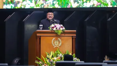 Wakil Gubernur, Rano Karno memberikan pemaparan dalam Rapat Paripurna DPRD yang dilangsungkan pada Senin, 22 Juni 2026. (Sumber: beritajakarta.id | Foto: Reza Pratama Putra)