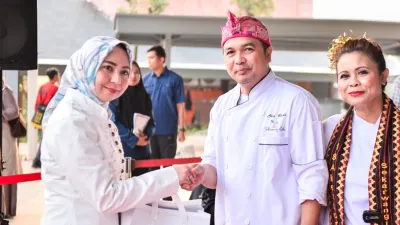 Linda Emilda, perwakilan Kementerian Ekonomi Kreatif (Ekraf) memberikan apresiasinya kepada Founder Sekarwangi Cake. (Dok Ist)