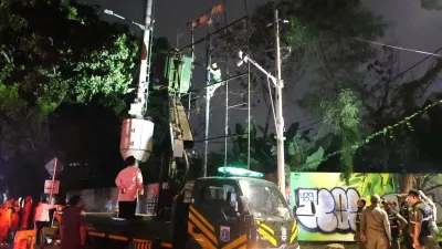 Satpol PP Provinsi DKI Jakarta menertibkan konstruksi reklame tidak berizin yang berada di Jalan Terusan Rasuna Said, Jakarta Selatan, pada Senin (22/6) malam. (Sumber: beritajakarta.id | Foto: beritajakarta.id)