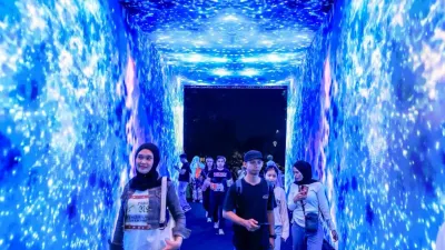 Semarak perayaan Hari Ulang Tahun (HUT) ke-499 Kota Jakarta semakin meriah dengan hadirnya Lumina Jakarta di Plaza Keong Mas, Taman Mini Indonesia Indah (TMII). (Sumber: Beritajakarta.id | Foto: Beritajakarta.id)