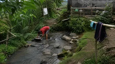 Bagi sebagian orang, air mungkin hanya soal membuka keran. Namun bagi warga Desa Sukamanah, air adalah perjuangan harian yang menguras tenaga dan waktu. (Sumber: Ist)