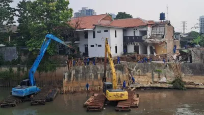 SDA Jakarta Pusat bergerak cepat melakukan penanganan darurat terhadap longsor yang terjadi di bantaran Kanal Banjir Barat (KBB) (Sumber: Beritajakarta.id | Foto: Beritajakarta.id)