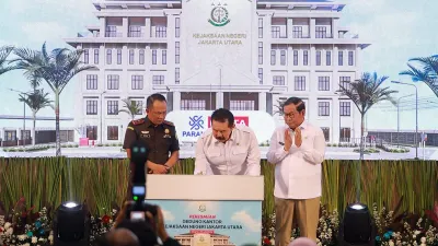 Gubernur DKI Jakarta, Pramono Anung bersama Jaksa Agung Republik Indonesia, Burhanuddin dan Kepala Kejaksaan Tinggi Daerah Khusus Jakarta, Patris Yusrian Jaya, Selasa (30/6). (Sumber: beritajakarta.id | Foto: beritajakarta.id)