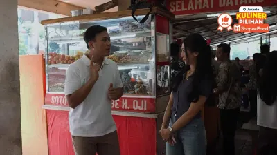 Aa Juju (kiri) bersama Dea Nadia, pemilik Soto Betawi Globe H. Oji (kanan)