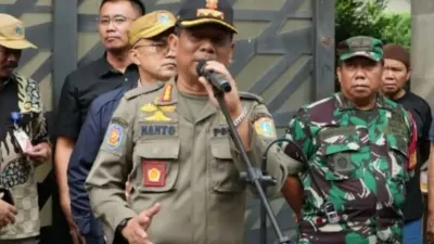 Lapangan padel di Jakarta Selatan yang tidak memiliki Persetujaun Bangunan Gedung (PBG) siap ditertibkan bahkan dibongkar oleh Satuan Polisi Pamong Praja (Satpol PP). (Sumber: beritajakarta.id | Foto: beritajakarta.id)