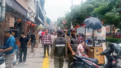 Hari Ini! 105 Personel Satpol PP Amankan Festival Cap Go Meh di Pancoran Chinatown