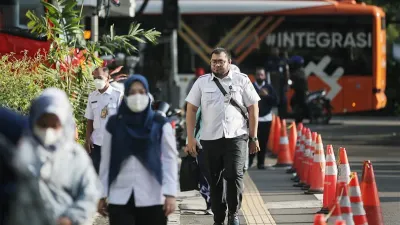 ASN DKI diwajibkan menggunakan angkutan umum massal saat berangkat dan/atau pulang kerja pada hari Rabu. (Sumber: beritajakarta.id | Foto: beritajakarta.id)