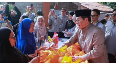 Pramono Tinjau Langsung Program Tebus Murah di Jagakarsa, Jaga Stabilitas Pangan dan Ringankan Daya Beli Masyarakat