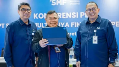 (Kiri - Kanan) Direktur Keuangan dan Manajemen Risiko SMF, Bonai Subiakto; Direktur Utama SMF, Ananta Wiyogo dan Direktur Bisnis SMF, Heliantopo. (Sumber: Dok SMF)